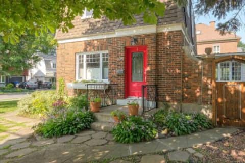 House 5 minutes from Montreal with pool/spa.