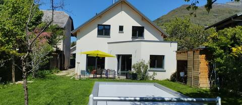 House with pool Chambéry, Savoie
8 people