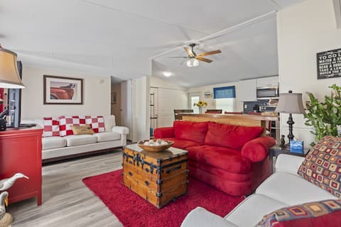 3BR Retreat-10 minutes to the Beach! Pet Friendly!