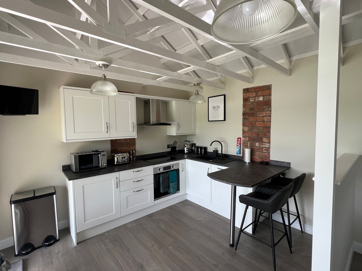 Successful Airbnb property: Adults Only Luxury Lakeside Glamping in Nuneaton And Bedworth