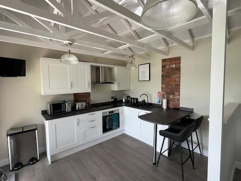 Successful Airbnb property: Adults Only Luxury Lakeside Glamping in Nuneaton And Bedworth