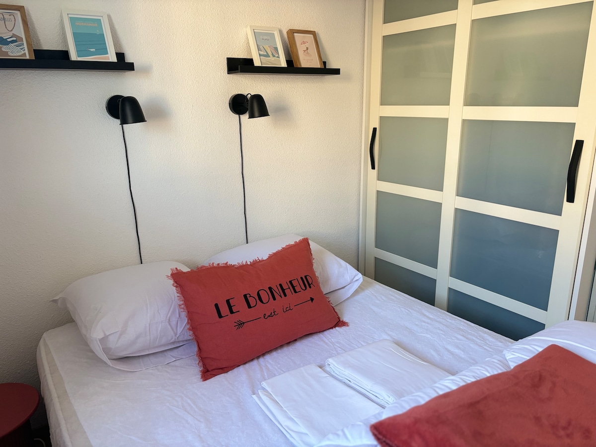 Спална соба опремена со нов кревет со димензии 140 x 190 см во февруари 2025 година и гардероба со гардероба, полици и закачалки