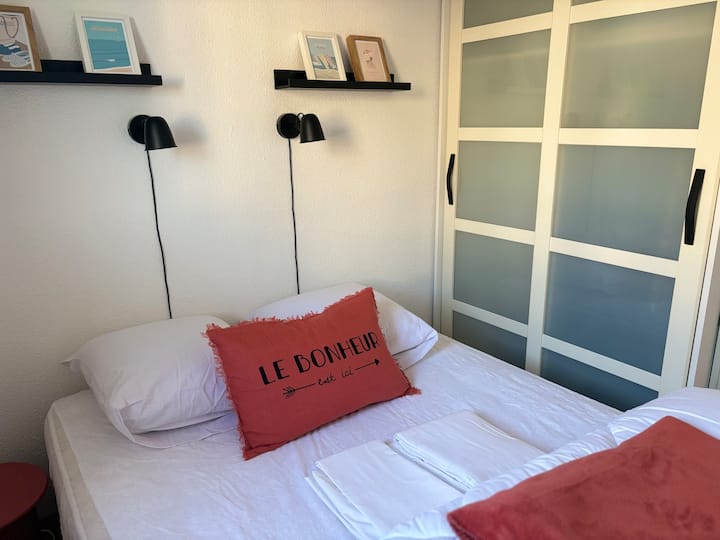 Chambre équipée d'un lit de 140x190cm neuf changé en février 2025 et d'une armoire avec penderie, étagères et cintres