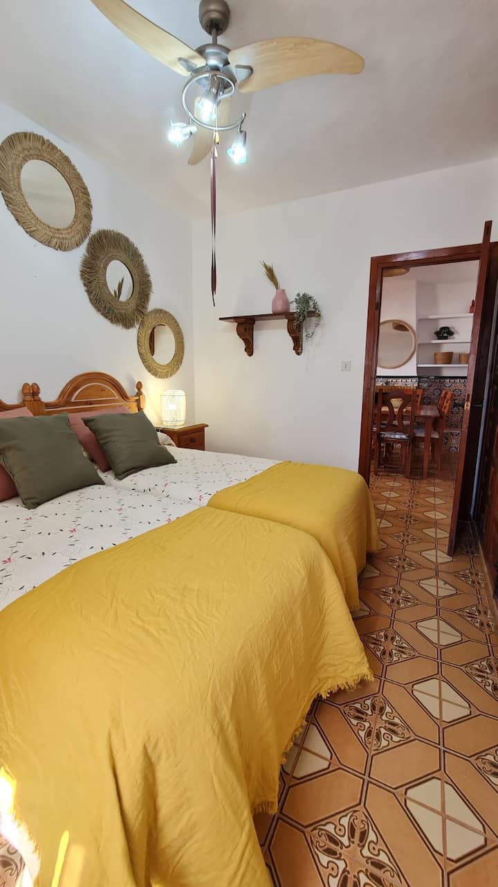 غرفة نزلاء تضم سريرين صغيرين