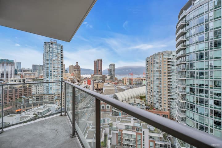 Downtown 2br+den Steps To Skytrain & Rogers Arena - Vancouver
