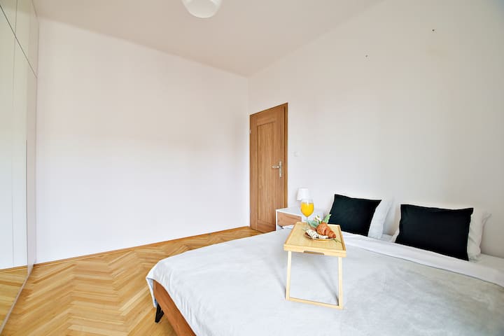 Privatna spavaća soba s bračnim krevetom | Rezervirajte odmah uz RENTUJEMY