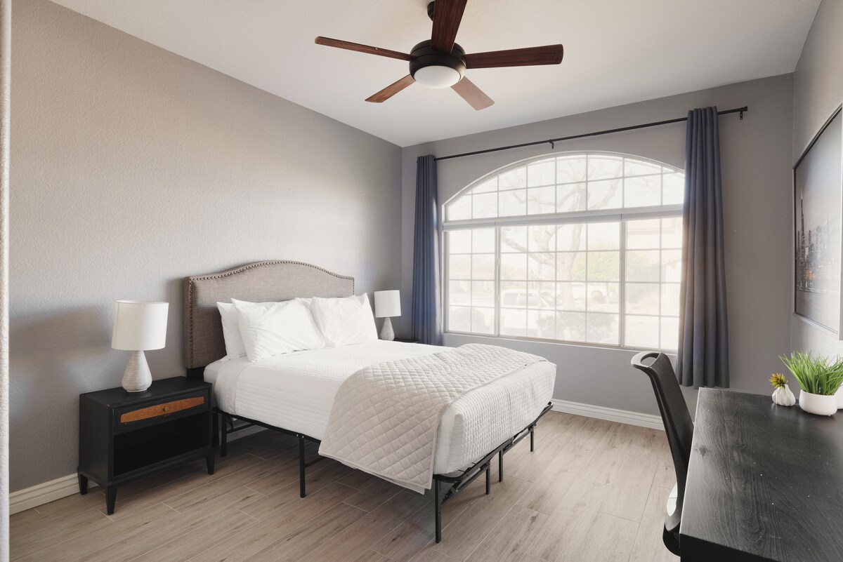 Уютно двойно легло с бюро.