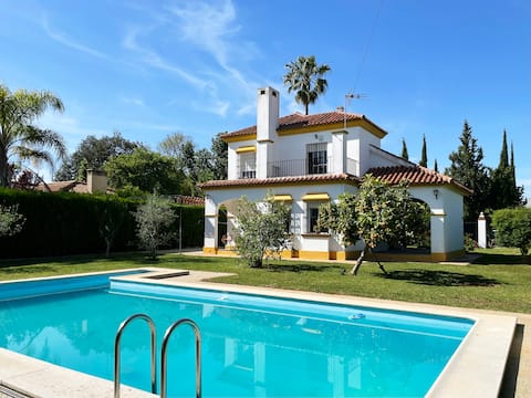 Chalet with private pool 20 minutes from Seville