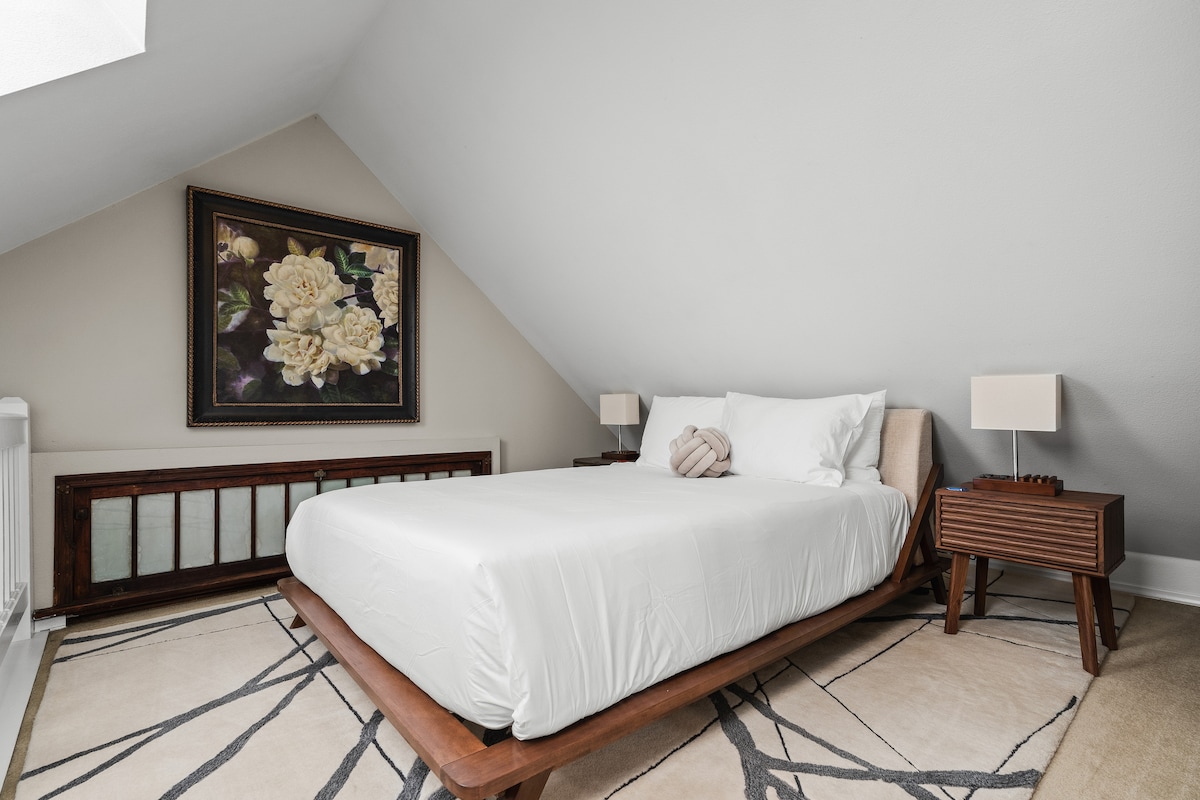 Chambre loft principale avec lit Queen. Notez qu'il n'y a pas de murs d'un côté du loft mais aussi très peu de visibilité depuis le rez-de-chaussée.