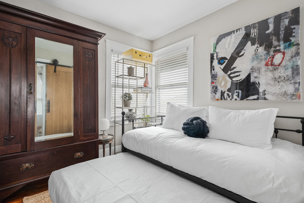 Deuxième chambre avec 2 lits jumeaux pouvant être rapprochés pour faire un lit king size.