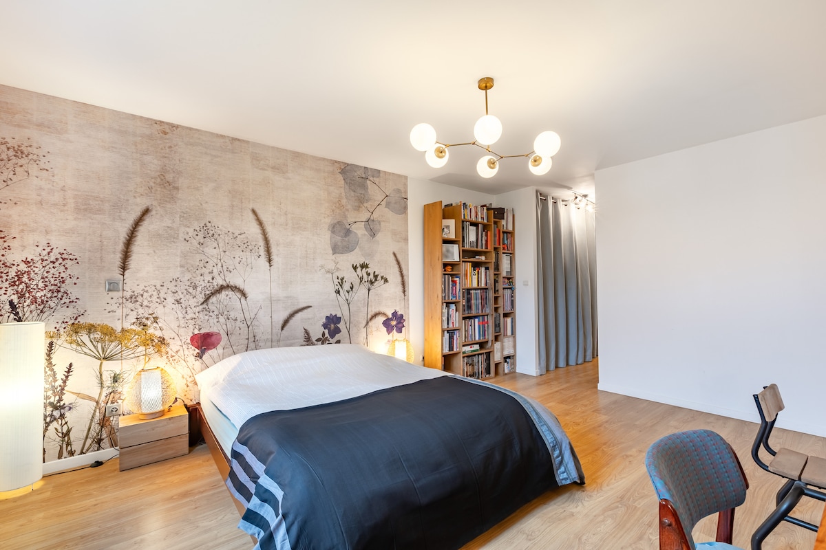 Maravillosa suite principal con vestidor y baño con una ducha grande