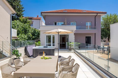 Deluxe apartment with HOT TUB and POOL, S1,71m2