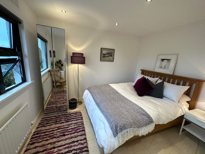 Udoban bračni krevet prekriven je organskom posteljinom marke White and Green. Navlaka za madrac je 
izrađena od ošišane ovčje kože. Jorgan je za sva godišnja doba, mekan i lagan, ali topao u prohladnim noćima. Prekrasan pogled na zaljev!