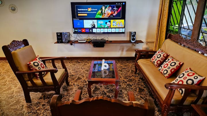 Dhomë e bollshme, e rehatshme dhe e ajrosur; me televizor 65 inç, me platforma transmetimi si: YouTube premium, Netflix, HBO+ ndër të tjera...