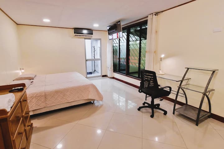 Krevat i bollshëm, i pastër, me madhësi mbretërore, jastëkë, mbulesa, mbulesa krevati dhe çarçafë me cilësi të mirë. Dhomë me banjë, A/C, ventilator, ambient pune, pasqyrë të madhe dhe televizor me platforma transmetimi.