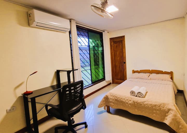 Dhomë gjumi e bollshme, e pastër dhe e freskët me një krevat 2 vendësh, me jastëkë, mbulesa, jorganë dhe çarçafë me cilësi të mirë. Dhomë me banjë, A/C, ventilator dhe ambient pune më vete.