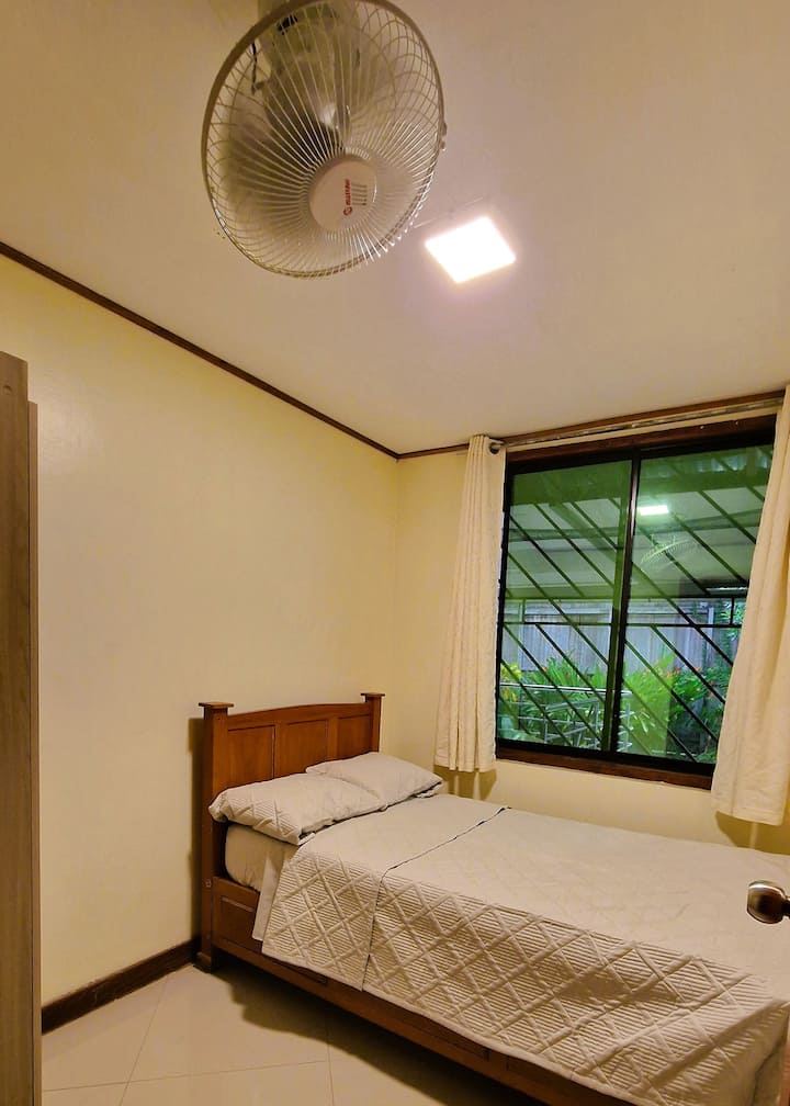 Dhoma e tretë e gjumit, e pastër, e freskët, me një krevat me 1,5 vende, me jastëkë, mbulesa, jorganë dhe çarçafë me cilësi të mirë. Dhomë me ventilator dhe dollap me hapësirë të bollshme.