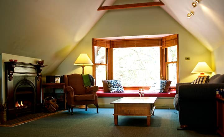 พื้นที่นั่งเล่นกว้างขวาง - ไฟเปิดโซฟาที่สะดวกสบายทีวี/ดีวีดีดนตรีและหน้าต่างอ่าวขนาดใหญ่เพื่อเพลิดเพลินไปกับวิว!