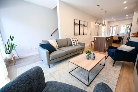 Top performing Airbnb: NEW Slope-side Condo at Panorama with hot tub in East Kootenay