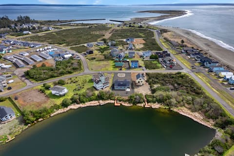 Cozy Cove - Hot Tub, Waterfront, Game Room