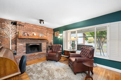 Top Airbnb: 4,000 sq ft Huge Central Phx Retro Ranch! Arcade! in Alhambra