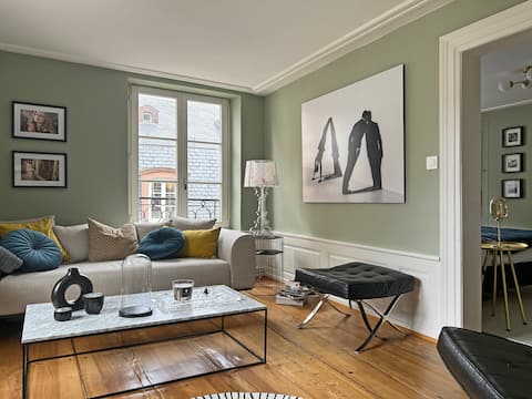 Top performing Airbnb: At the foot of the Christmas Market – Large Apartment Near the Cathedral in Centre