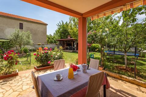 Successful Airbnb property: Cozy Apartment with Outdoor BBQ and Yard (2) in Općina Ližnjan