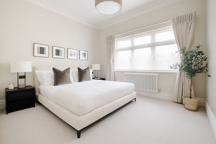 Stunning Single-level Knightsbridge Flat w/lift gallery image 2