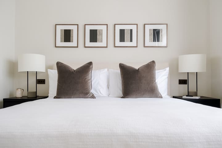 Stunning Single-level Knightsbridge Flat w/lift gallery image 5