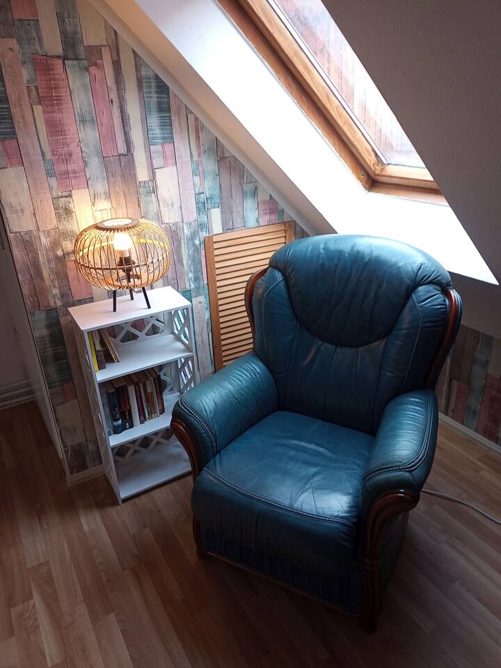 Qetësohu dhe lexo një libër! Llamba sjell dritë në errësirë