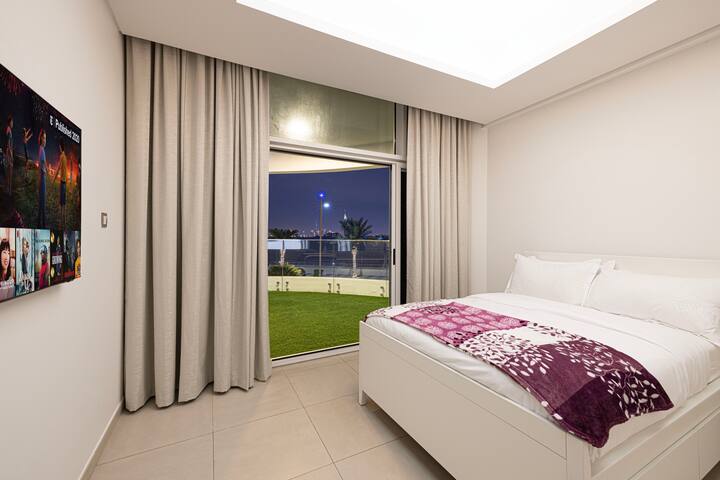 Dormitorio: ¡Disfruta de unas vistas impresionantes y ropa de cama lujosa para una noche de descanso perfecta!