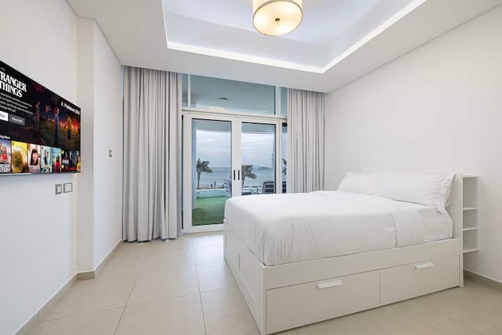 Dormitorio con vista al mar: ¡Disfruta de impresionantes vistas al mar y un elegante refugio a pocos pasos del paraíso!