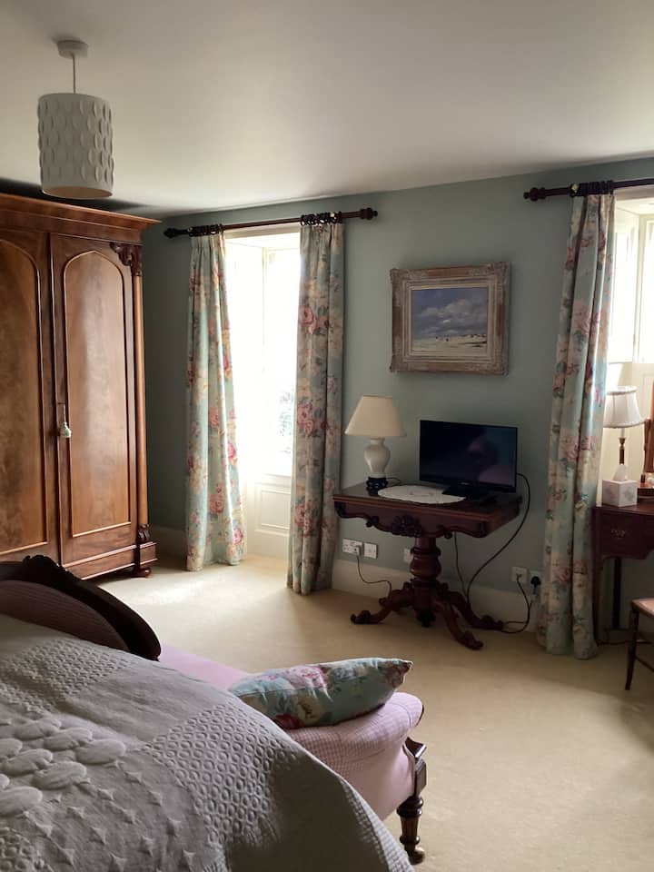 Просторна спалня