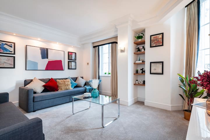 Stylish Penthouse in Trafalgar Square