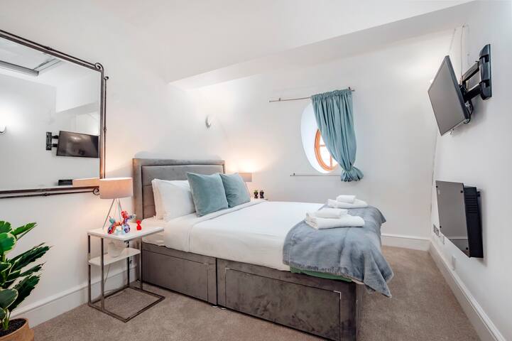 Stylish Penthouse in Trafalgar Square gallery image 5