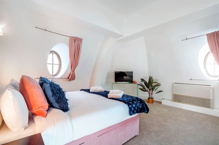 Stylish Penthouse in Trafalgar Square gallery image 3