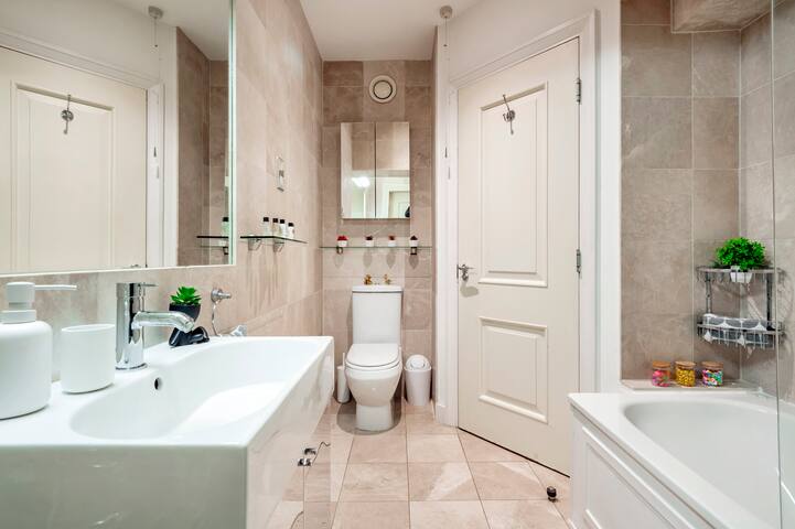 Stylish Penthouse in Trafalgar Square gallery image 4