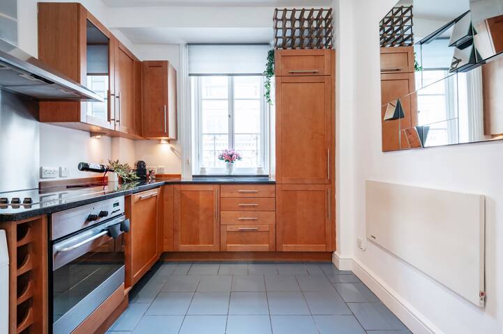 Stylish Penthouse in Trafalgar Square gallery image 2