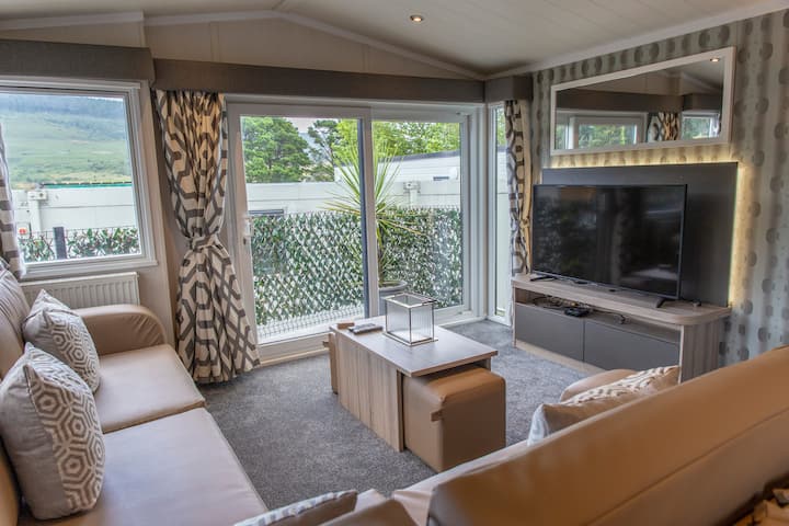 Luxury Lodge With Private Hot Tub & Sauna - Wales