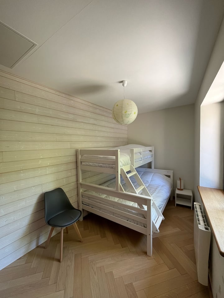 ห้องนอนพร้อมเตียงเลื่อน: เตียงคู่และเตียงเดี่ยว 2 ชั้น