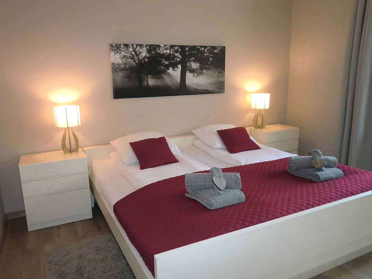 Dhomë gjumi e bollshme kryesore me dyshekë tepër të gjerë (dy herë 100x200)
Muri i madh dollapi. Krevat kampingu i disponueshëm për fëmijët 0-3 vjeç.