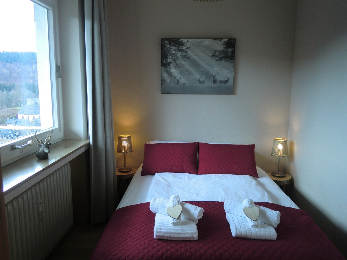 Dhomë gjumi e rehatshme në anën e ballkonit me të ashtuquajturën "dyshues".
Madhësia e krevatit 140x200. 