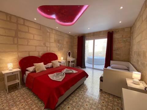 Cosy Cupid's Hideout: Hot Tub - BBQ, 4km Airport