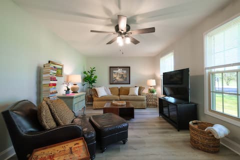Top Airbnb: Henrietta House: Quiet Comfort with Fenced Yard in Clarksville