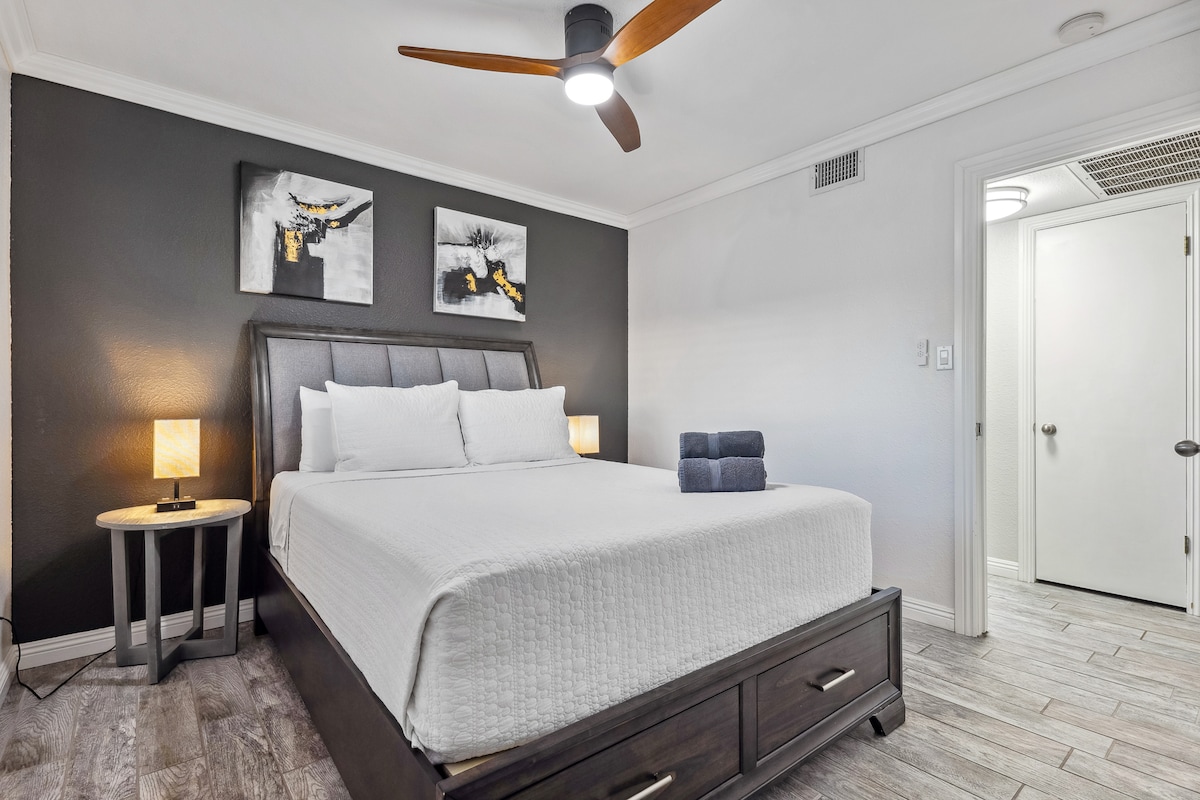 Duerme con estilo con elegancia monocromática. 1er dormitorio: cama tamaño king