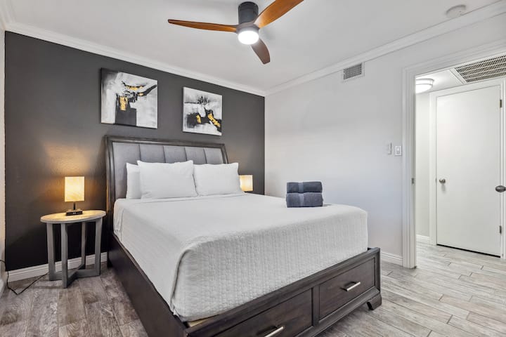 นอนหลับอย่างมีสไตล์ด้วยความสง่างามสีเดียวห้องนอนที่ 1: เตียงคิงไซส์