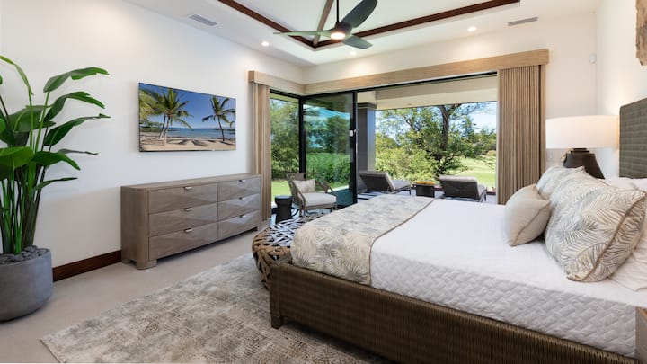 Suita kryesore tre me krevat dopio "King". Gjithashtu me qasje në lanai dhe pishinë.