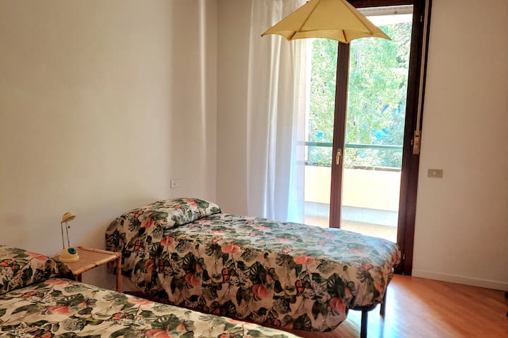 Ორადგილიანი ოთახი, ქუჩის მხარეს მდებარე ტერასაზე გასასვლელით - ქალაქის ცენტრში. Საჭიროებისამებრ, შეგიძლიათ დააყენოთ ორადგილიანი საწოლი.