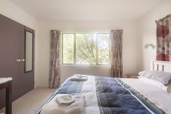 בחדר השינה הראשי יש מיטת קינג סייז.