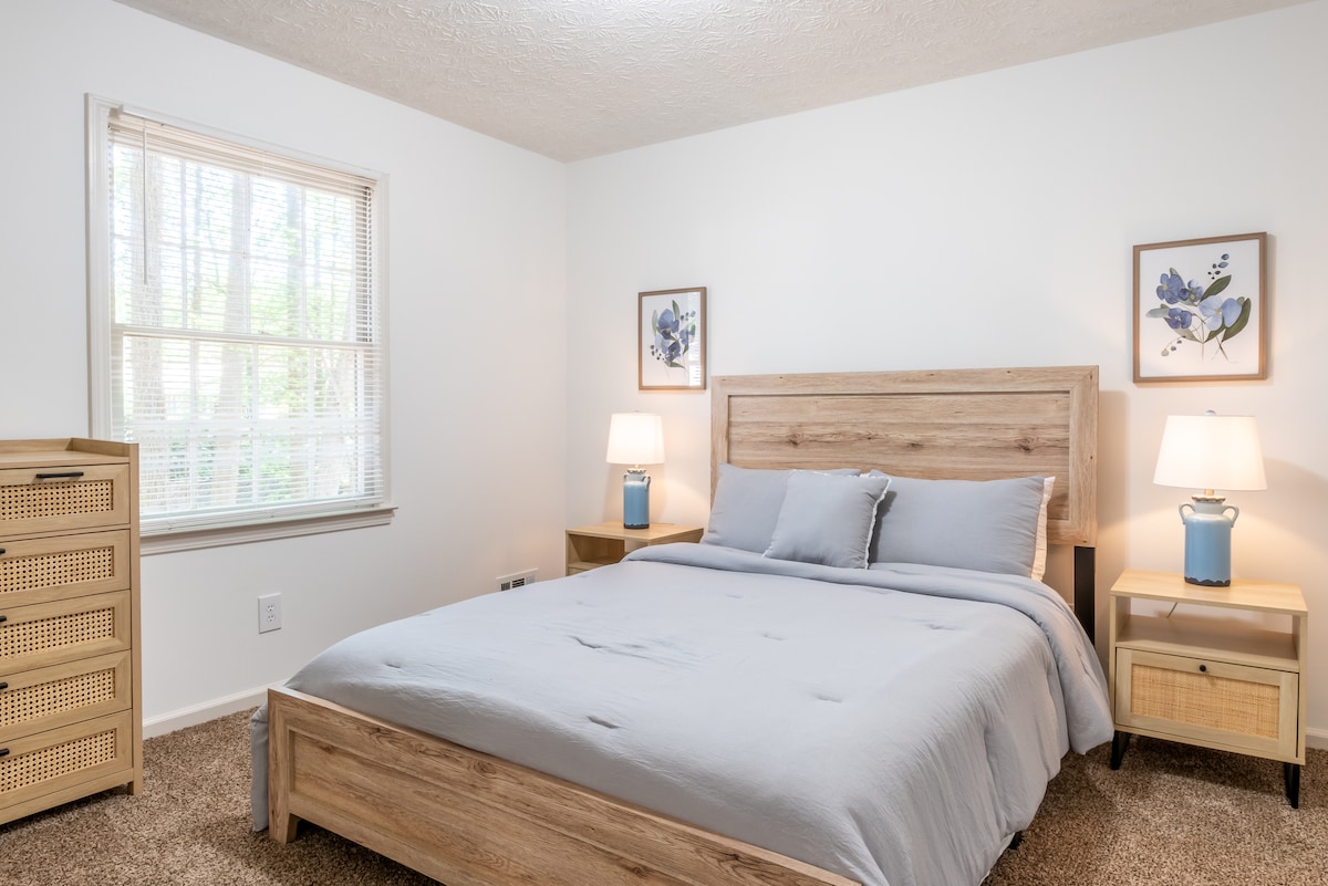 Dormitorio 2.

Cama tamaño queen